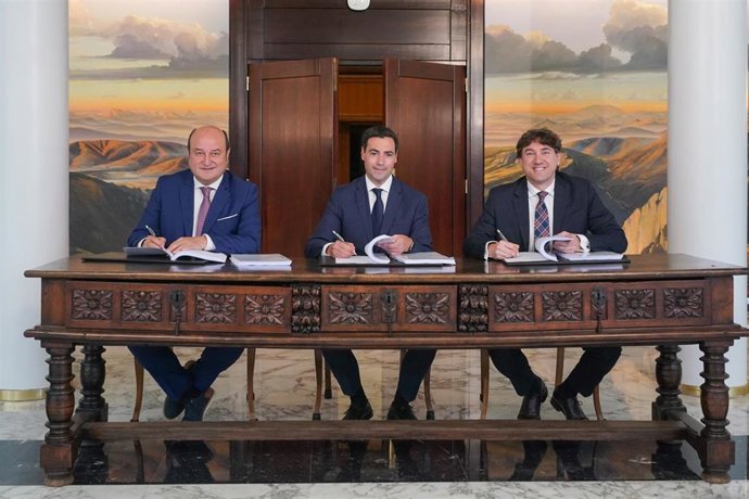 Andoni Ortuzar, Imano Pradales y Eneko Andueza firman el acuerdo de gobierno entre PNV y PSE