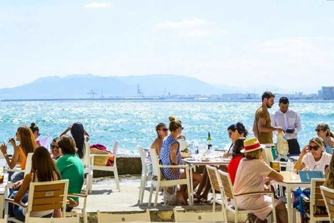 Archivo - Clientes en una terraza.