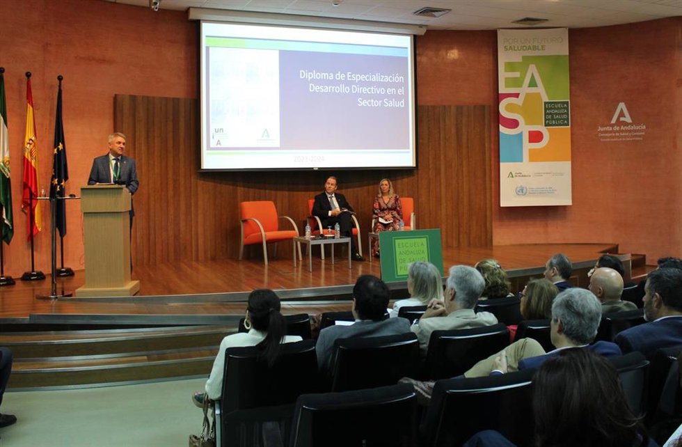 Clausura del Diploma de Especialización en Desarrollo Directivo en el Sector Salud con el rector de la UNIA, José Ignacio García, el director gerente de la EASP, Diego Vargas, y la directora de Humanización del SAS, Inmaculada Vázquez