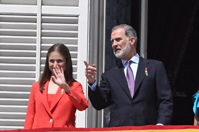 La Princesa Leonor y el Rey Felipe saludan desde balcón de la Plaza de Oriente con ocasión del X aniversario de la Proclamación de Su Majestad el Rey, en el Palacio Real, a 19 de junio de 2024, en Madrid (España). La Familia Real ha presidido el relevo so