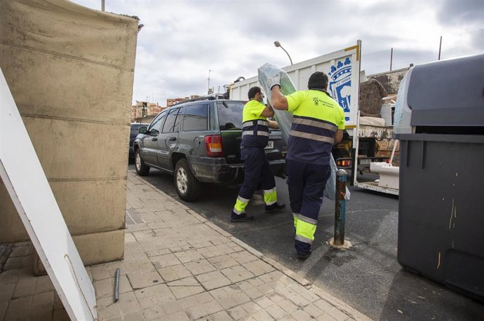Archivo - Recogida de voluminosos en Huelva.
