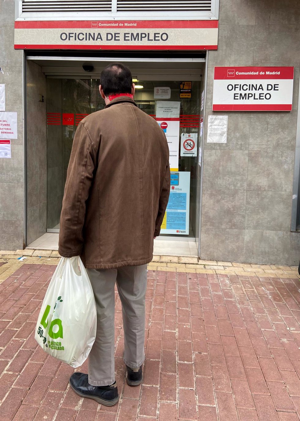 Archivo - Un hombre ante una oficina de empleo