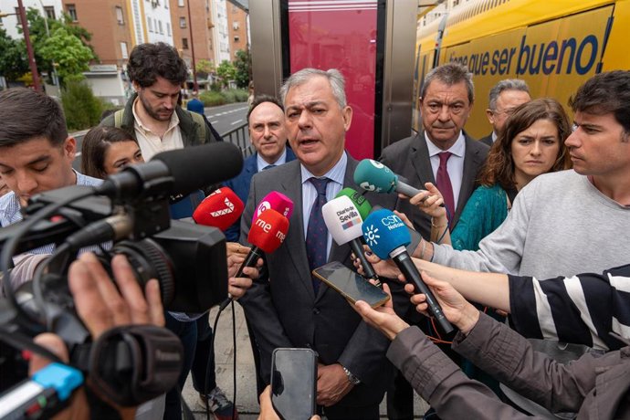 El alcalde de Sevilla, José Luis Sanz, atiende a los medios de comunicación.