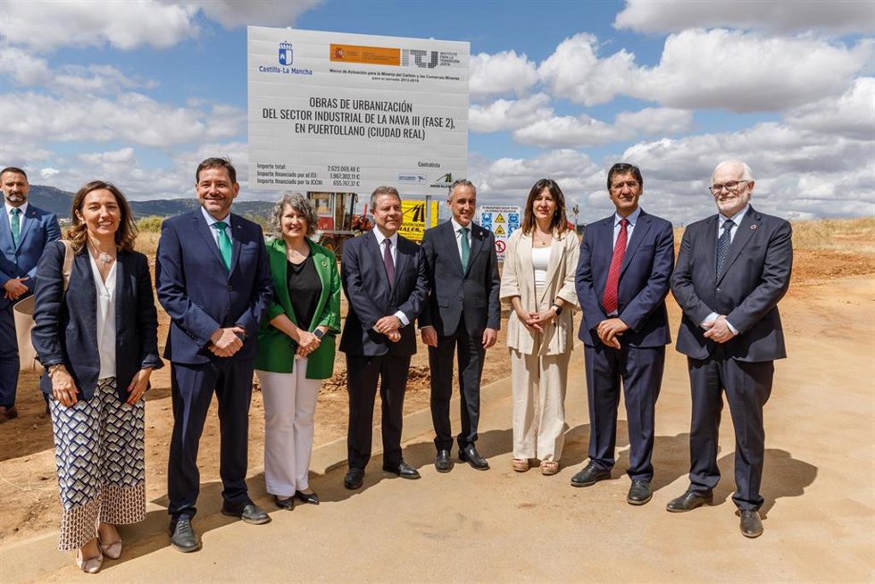 Colocación de la primera piedra de urbanización de la segunda fase del polígono industrial La Nava III de Puertollano,