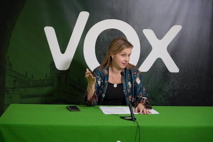 La portavoz de Vox en el Ayuntamiento de Sevilla, Cristina Peláez, en rueda de prensa.