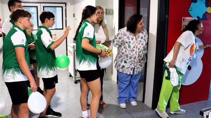 Jugadores de las selecciones andaluzas de bádminton en su visita a Pediatría del Hospital Juan Ramón Jiménez de Huelva.