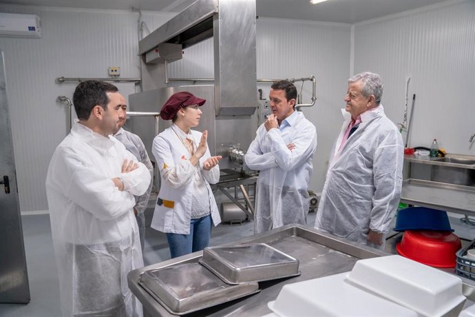 Archivo - Visita del presidente de la Diputación de Almería, Javier A. García, a la empresa Joya Caprina.