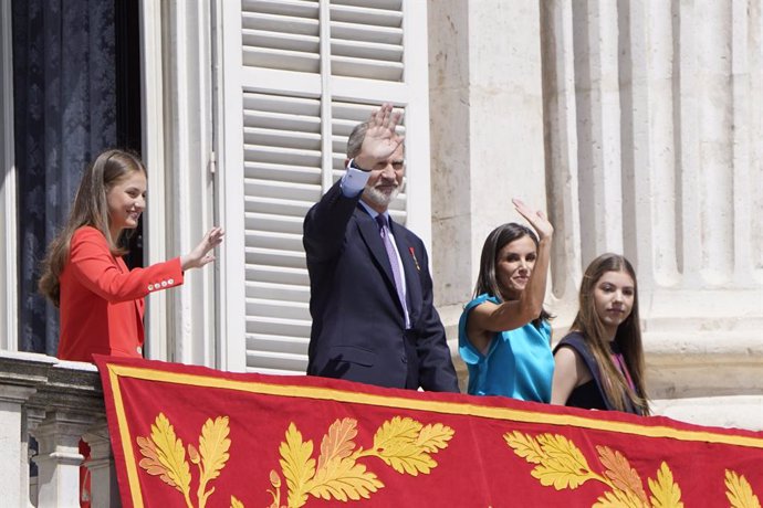 (I-D) La Princesa Leonor, el Rey Felipe, la Reina Letizia y la Infanta Sofía saludan desde balcón de la Plaza de Oriente con ocasión del X aniversario de la Proclamación de Su Majestad el Rey, en el Palacio Real, a 19 de junio de 2024, en Madrid (España).