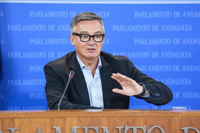 El portavoz del Grupo Parlamentario Vox, Manuel Gavira, durante la ronda de ruedas de prensa de portavoces de los grupos parlamentarios en el Parlamento de Andalucía, a 19 de junio de 2024 en Sevilla (Andalucía, España). Los portavoces de los grupos par