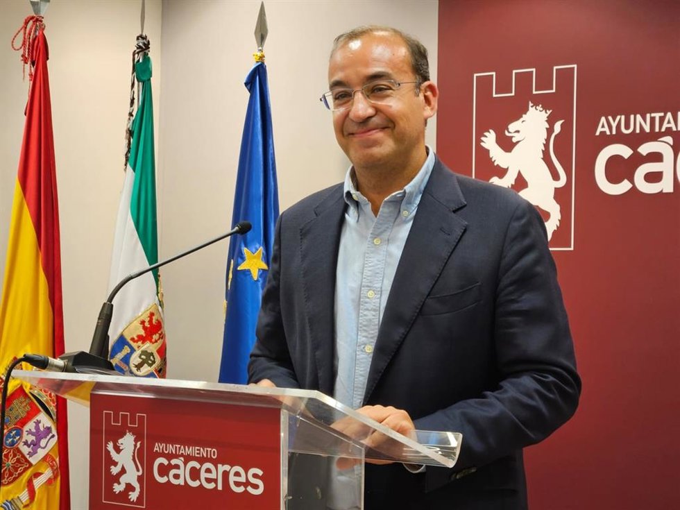 Archivo - El alcalde de Cáceres reitera que habrá un proceso "participativo y de escucha" sobre el destino del solar del Bloque C