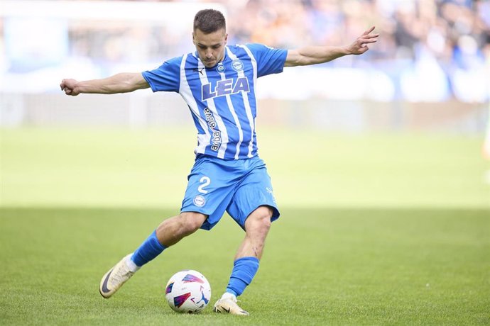 Archivo - Andoni Gorosabel durante un partido con el Deportivo Alavés.