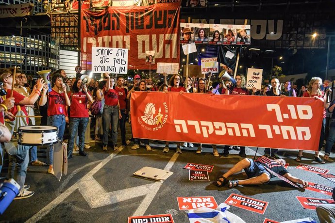 Manifestantes reclaman un acuerdo para la liberación de secuestrados durante los ataques del 7 de octubre, incluidas cinco militares raptadas en la base de Nahal Oz, en Israel (archivo)