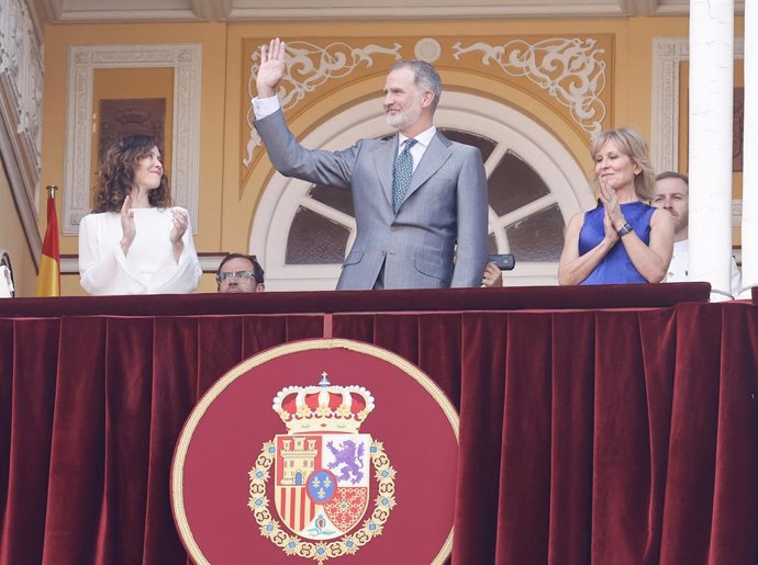 La presidenta de la Comunidad de Madrid, Isabel Díaz Ayuso, acompaña al Rey Felipe VI en la tradicional Corrida de la Prensa.