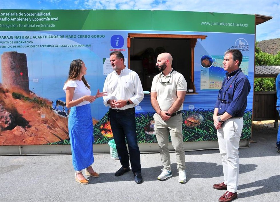 Presentación del servicio de lanzadera de Cantarriján para el verano de 2024, con el delegado de Sostenibilidad de la Junta en Granada, Manuel Francisco García, segundo por la izquierda en la imagen