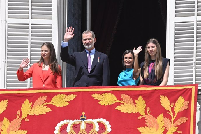 (I-D) La Princesa Leonor, el Rey Felipe, la Reina Letizia y la Infanta Sofía saludan desde balcón de la Plaza de Oriente con ocasión del X aniversario de la Proclamación de Su Majestad el Rey, en el Palacio Real, a 19 de junio de 2024, en Madrid (España).