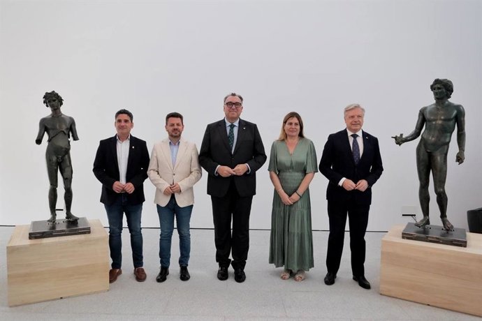 Arturo Bernal (centro), junto al resto de autoridades, entre los dos Efebos de Pedro Abad, ya restaurados.