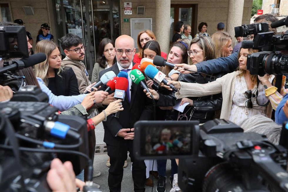 El delegado del Gobierno, Francisco Martín, atiende a los medios de comunicación tras los cinco minutos de silencio convocados tras el hallazgo de dos cadáveres en la localidad, en el Ayuntamiento de Soto del Real, a 19 de junio de 2024, en Soto del Real