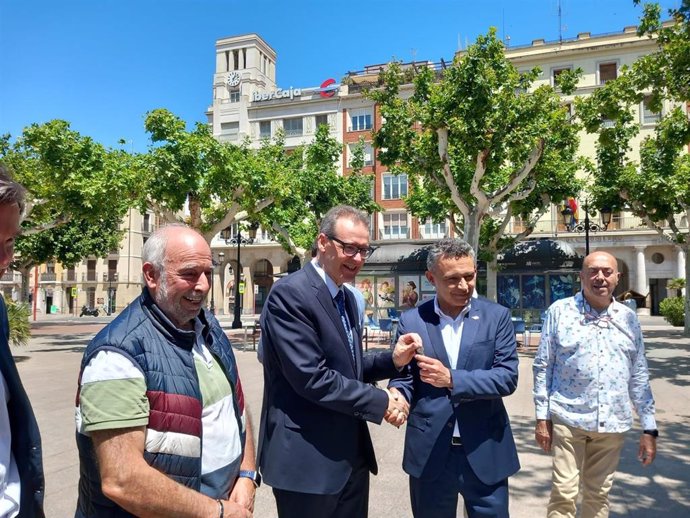 Ibercaja cede al Ayuntamiento el Torréon del Espolón que se incorporará a una red de miradores urbanos de Logroño