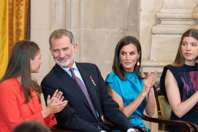 Los Reyes, Felipe VI y Letizia (2d), acompañados de sus Altezas Reales la Princesa de Asturias (i) y la Infanta Doña Sofía (d) durante la imposición de condecoraciones con ocasión del X aniversario de la Proclamación de Su Majestad el Rey, en el Palacio R