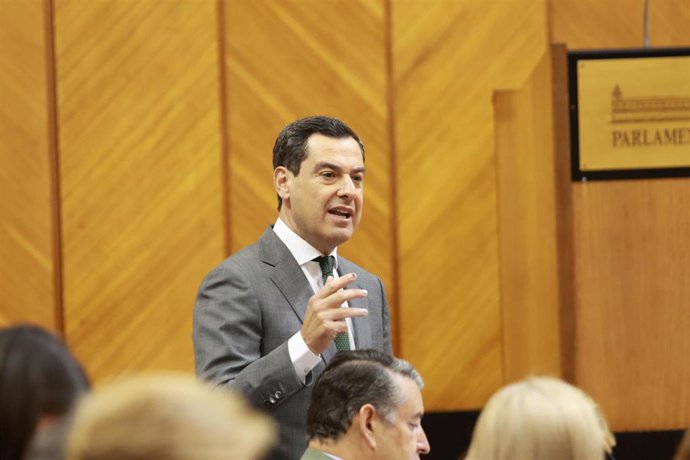 El presidente de la Junta de Andalucía, Juanma Moreno, en el Pleno del Parlamento andaluz. (Foto de archivo).