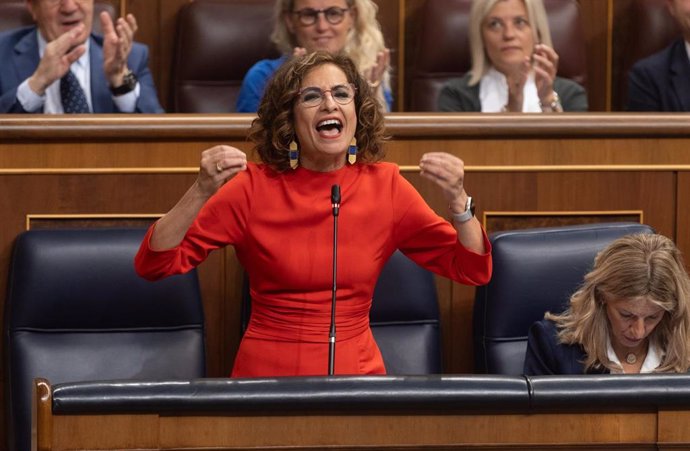 La vicepresidenta cuarta y ministra de Hacienda, María Jesús Montero, interviene durante una sesión de control al Gobierno, en el Congreso de los Diputados, a 19 de junio de 2024, en Madrid (España).