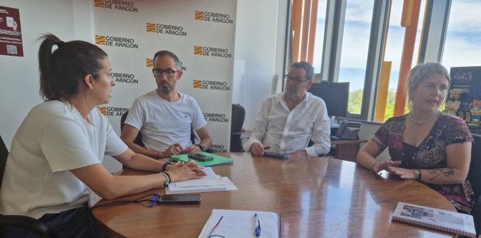 Reunión entre la directora general de Deportes, Cristina García, y responsables políticos de la localidad y la comarca de Andorra.