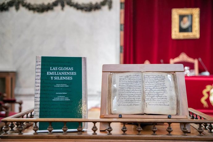 Archivo - El libro 'Las Glosas Emilianenses y Silenses', uno de los ganadores de los Premios de Edición Universitaria