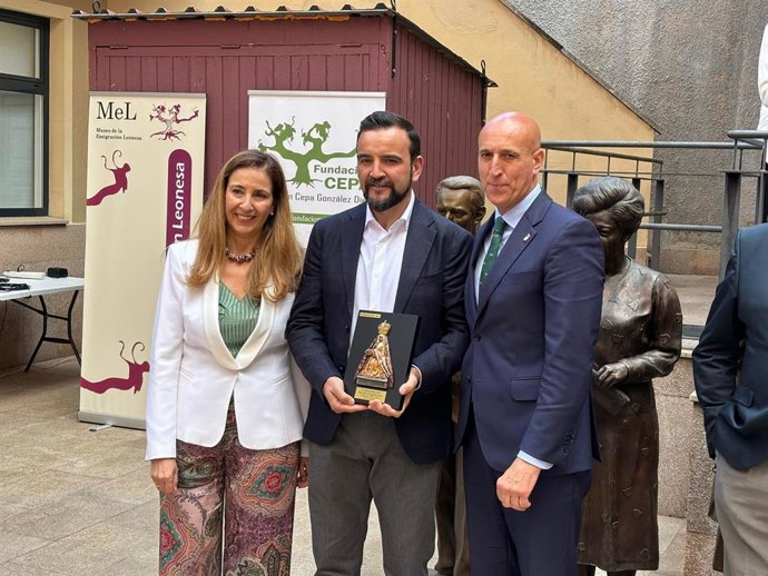 La directora del Museo de la Emigración Leonesa, Nuria Alonso, y el alcalde de León, José Antonio Diez, con el emigrante leonés Rubén González García.