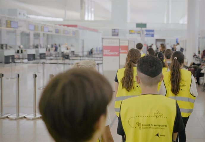 Alumnos en una visita guiada por el Aeropuerto de Barcelona-El Prat.