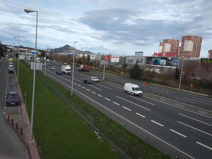 Archivo - Tráfico por la A8 a su paso por Barakaldo (Bizkaia)