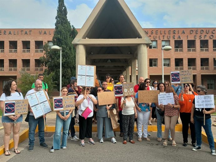 Familias de centros de Educación Especial (CEE) se han concentrado este miércoles ante la sede de la Conselleria de Educación en València para reivindicar "la mejora de las condiciones de sus hijas e hijos".