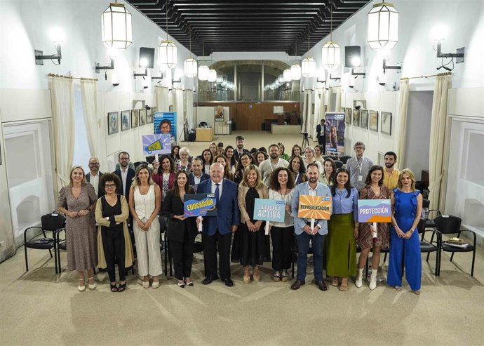 Foto de familia del presidente del Parlamento de Andalucía, Jesús Aguirre, y de varias diputadas tras la presentación del informe sobre percepción de las jóvenes andaluzas de los problemas de Andalucía.