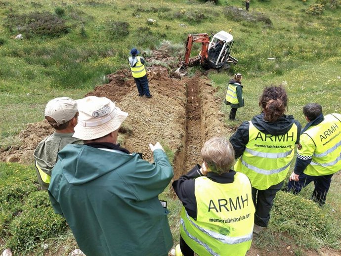 Buscan los restos de seis soldados republicanos en una fosa de Sena de Luna (León).