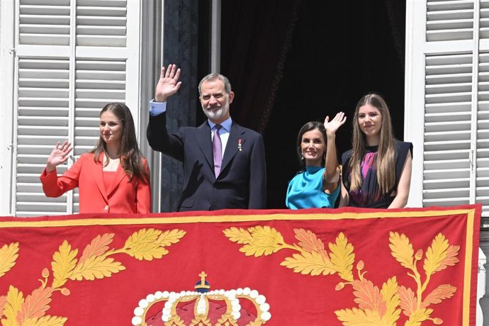 (I-D) La Princesa Leonor, el Rey Felipe, la Reina Letizia y la Infanta Sofía saludan desde balcón de la Plaza de Oriente con ocasión del X aniversario de la Proclamación de Su Majestad el Rey, en el Palacio Real, a 19 de junio de 2024, en Madrid (España