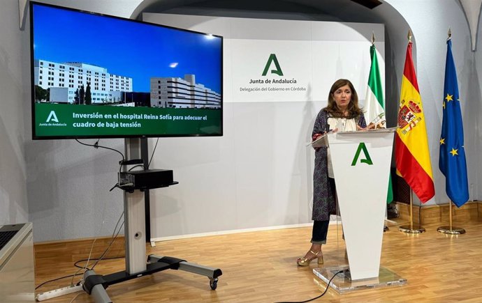 La delegada de Salud y Consumo de la Junta en Córdoba, María Jesús Botella, durante la rueda de prensa.