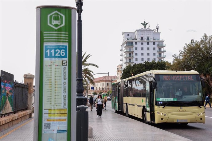 Archivo - Un autobus interurbano del Consorcio de Transportes de la Bahía de Cádiz en una de sus paradas en la capital