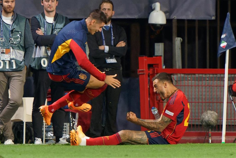 Archivo - Joselu celebra con Morata el 2-1 en el España-Italia de la 'F4' de la Liga de Naciones 22-23