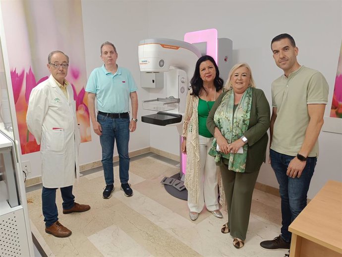 La delegada de Salud y Consumo de la Junta en Huelva, Manuela Caro, en su visita para conocer el nuevo mamógrafo de los distritos sanitarios onubenses.