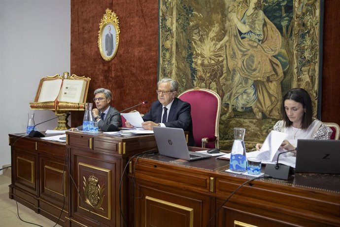 El presidente de la Diputación, Salvador Fuentes (centro), preside el Pleno de junio.