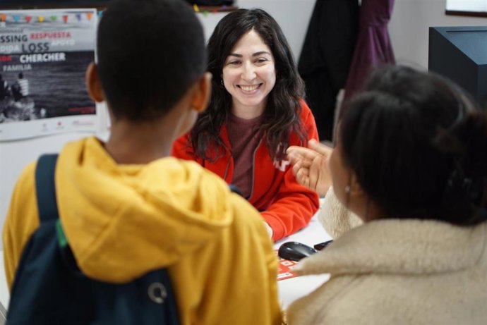Voluntarios de Cruz Roja atienden a personas refugiadas o solicitantes de asilo.