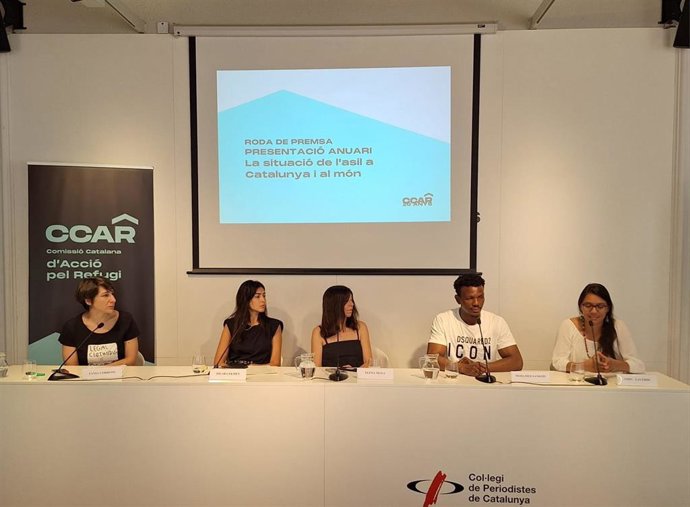 Presentación del anuario 2023 de la Comissió Catalana d'Acció pel Refugi (CCAR), titulado 'La situación de asilo en Catalunya y en el mundo', en la sede del Collegi de Periodistes de Barcelona