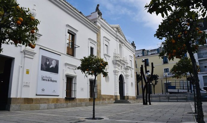 Archivo - Fachada principal de la Asamblea de Extremadura.