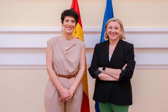 Reunión de la ministra de Inclusión, Elma Sáiz, y la consejera de Familia, Isabel Blanco Llamas