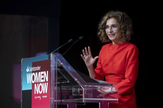 La vicepresidenta primera y ministra de Hacienda, María Jesús Montero, inaugura el Santander WomenNOW, en el Beatriz de Madrid, a 19 de junio de 2024, en Madrid (España). El evento consolidado como el congreso sobre liderazgo femenino más importante de Eu