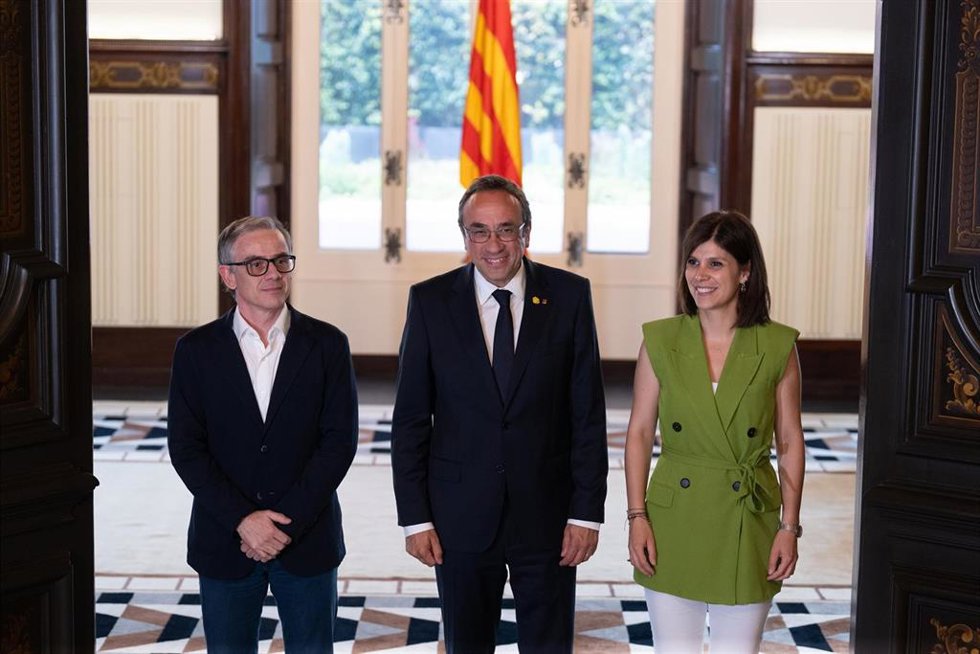El presidente del ERC en el Parlament, Josep María Jové (i), y la portavoz de ERC en el Parlament, Marta Vilalta (d), durante su reunión con el presidente del Parlament, Josep Rull (c)