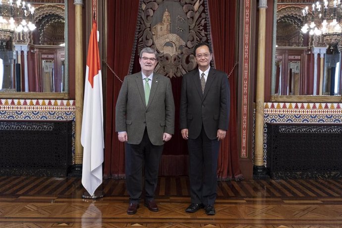 El alcalde de Bilbao, Juan Mari Aburto, y el embajador de Japón, Takahiro Nakamae.