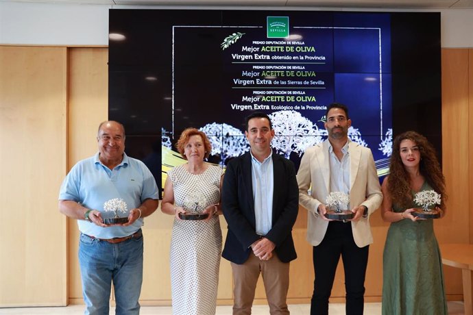 El diputado Gonzalo Domínguez preside la foto de grupo con los galardonados del Premio a los mejores AOVE de la provincia. 