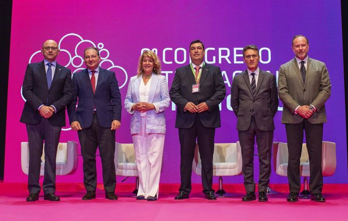 Autoridades en la inauguración del IX Congreso Internacional de los Frutos Rojos de Huelva.