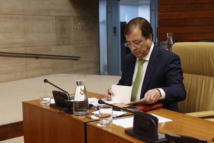 Archivo - Imagen de archivo de Guillermo Fernández Vara en su escaño en la Asamblea en 2023