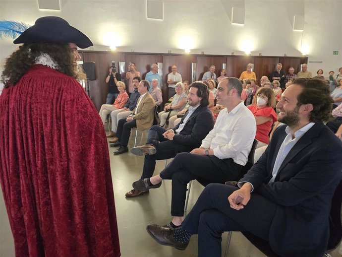 El presidente de la DPH, Isaac Claver, en la presentación del Corral de Comedias de Robres.